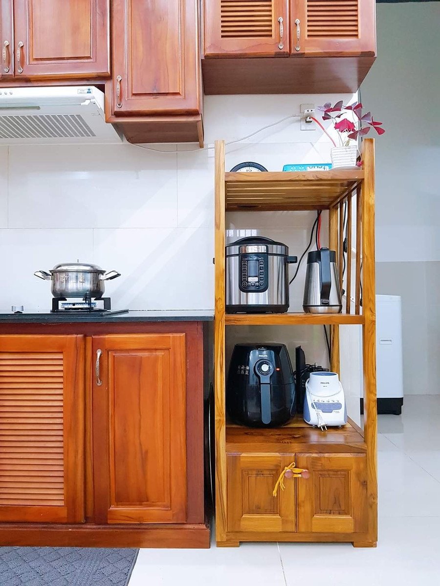 Đồ gia dụng thiết yếu được đựng ở một kệ riêng.