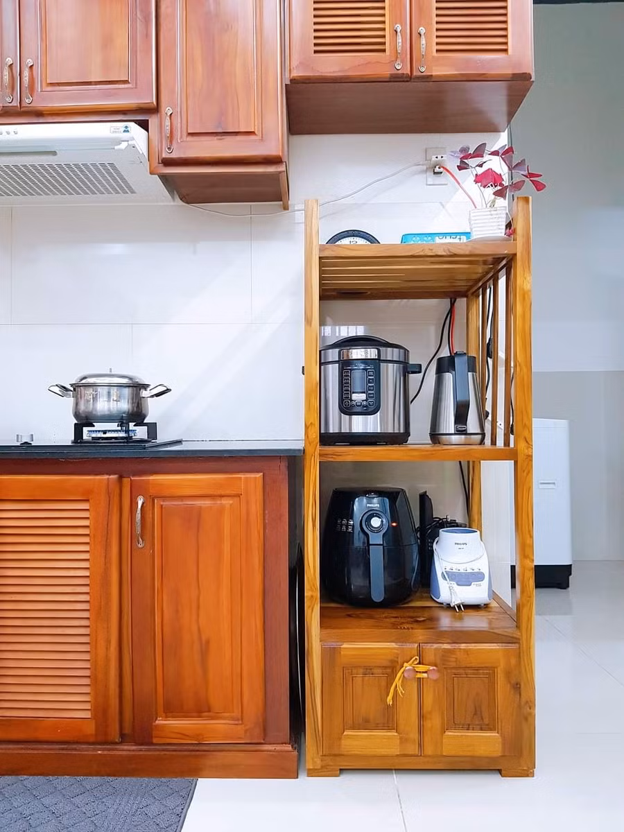 Đồ gia dụng thiết yếu được đựng ở một kệ riêng.