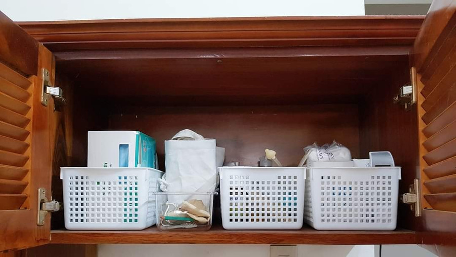 Một ngăn tủ bếp đựng nhiều đồ linh tinh nhưng theo chủ đề.