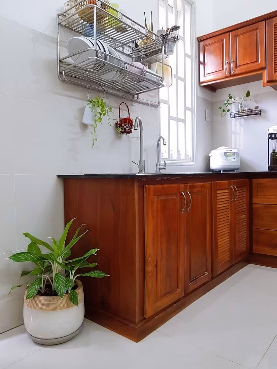 Chậu cây xanh giúp góc bếp xinh hơn.