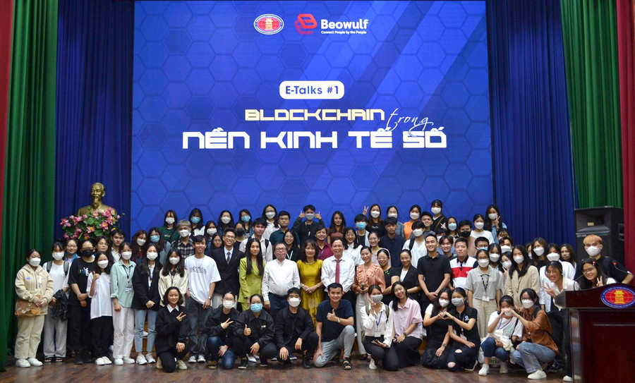 Sinh viên Khoa Thư viện – Thông tin học tham gia sinh hoạt chuyên đề “Blockchain trong nền kinh tế số”.