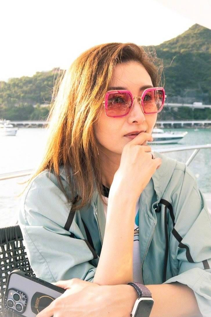 Lý Gia Hân hiện là phụ nữ giàu có, quyền lực. Lý Gia Hân hiện là phụ nữ giàu có, quyền lực.