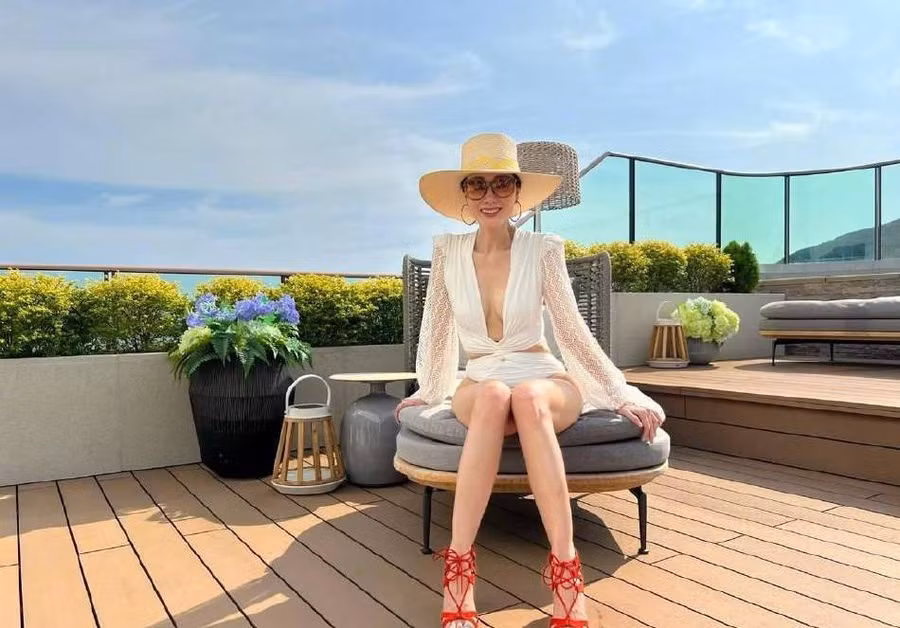 Cách ăn mặc "nửa kín nửa hở" càng giúp mỹ nhân Hong Kong thêm nổi bật và quyến rũ. Đặc biệt, chiều cao ấn tượng, số đo ba vòng chuẩn đẹp nhất là vòng eo nhỏ gọn, lộ múi cơ của nàng Hậu là điều thu hút nhất.