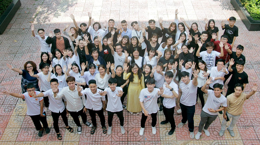 PGS. TS. Nguyễn Hồng Sinh (áo dài vàng) với SV khóa 2017-2021.