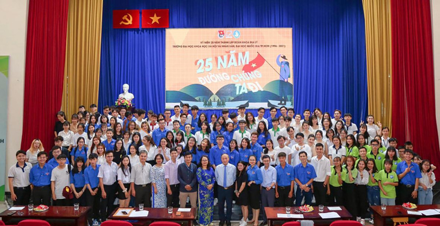 Ngày hội kỷ niệm 25 năm thành lập Đoàn Khoa Địa lý, Trường ĐH KHXH&NV, ĐHQG-HCM Ngày hội kỷ niệm 25 năm thành lập Đoàn Khoa Địa lý, Trường ĐH KHXH&NV, ĐHQG-HCM