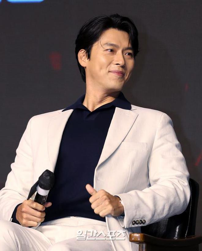 Hình ảnh của Hyun Bin tại buổi họp báo. Hình ảnh của Hyun Bin tại buổi họp báo.