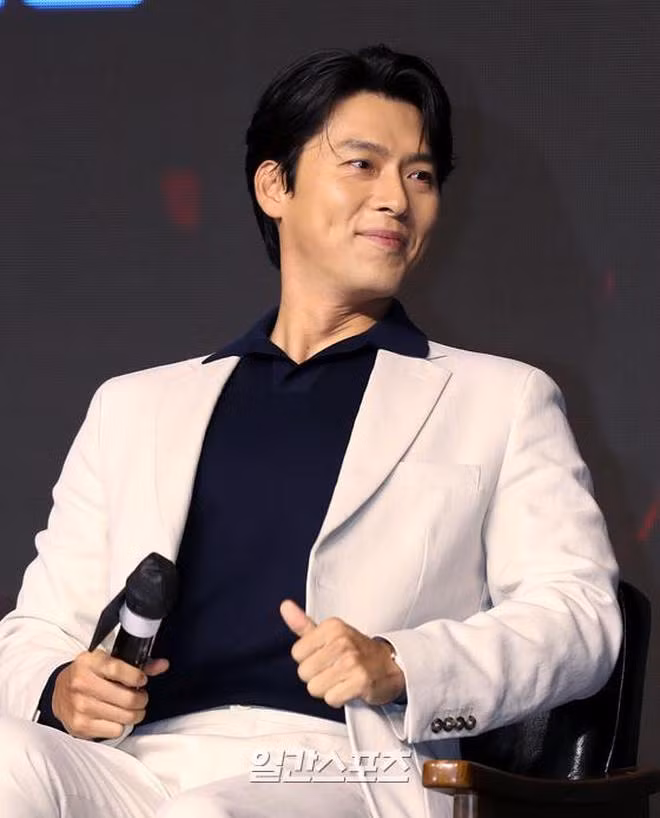 Hình ảnh của Hyun Bin tại buổi họp báo.