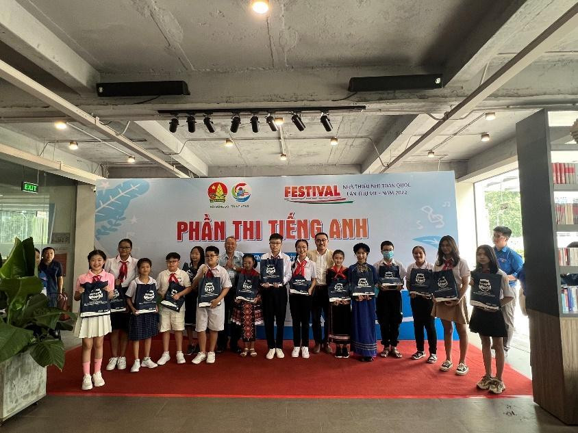 Đại diện DTP trao suất các phần quà khích lệ cho các em học sinh tham dự nội dung hùng biện Tiếng Anh Đại diện DTP trao suất các phần quà khích lệ cho các em học sinh tham dự nội dung hùng biện Tiếng Anh