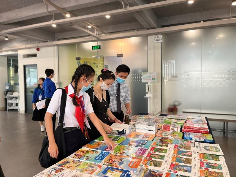 Các thí sinh và phụ huynh được giới thiệu các ấn phẩm bổ ích để nâng cao khả năng sử dụng tiếng Anh Các thí sinh và phụ huynh được giới thiệu các ấn phẩm bổ ích để nâng cao khả năng sử dụng tiếng Anh