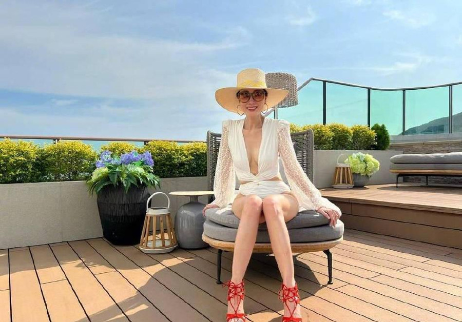 Cách ăn mặc "nửa kín nửa hở" càng giúp mỹ nhân Hong Kong thêm nổi bật và quyến rũ. Đặc biệt, chiều cao ấn tượng, số đo ba vòng chuẩn đẹp nhất là vòng eo nhỏ gọn, lộ múi cơ của nàng Hậu là điều thu hút nhất. Cách ăn mặc "nửa kín nửa hở" càng giúp mỹ nhân Hong Kong thêm nổi bật và quyến rũ. Đặc biệt, chiều cao ấn tượng, số đo ba vòng chuẩn đẹp nhất là vòng eo nhỏ gọn, lộ múi cơ của nàng Hậu là điều thu hút nhất.