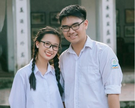 Danh Tiến và Trà Anh chụp ảnh lưu niệm trước khi chia tay tuổi học trò (Ảnh: NVCC)