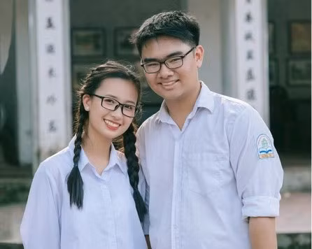 Danh Tiến và Trà Anh chụp ảnh lưu niệm trước khi chia tay tuổi học trò (Ảnh: NVCC)