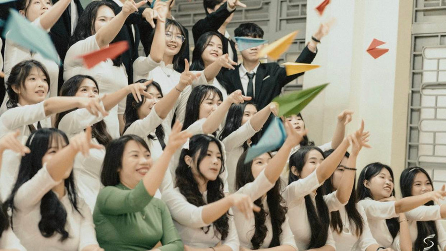 Nữ sinh Vũ Ngô Hoàng Yến cùng cô giáo chủ nhiệm và tập thể lớp 12A2, trường THPT Phú Lương, huyện Phú Lương, tỉnh Thái Nguyên. Nữ sinh Vũ Ngô Hoàng Yến cùng cô giáo chủ nhiệm và tập thể lớp 12A2, trường THPT Phú Lương, huyện Phú Lương, tỉnh Thái Nguyên.