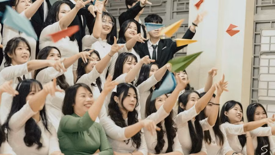 Nữ sinh Vũ Ngô Hoàng Yến cùng cô giáo chủ nhiệm và tập thể lớp 12A2, trường THPT Phú Lương, huyện Phú Lương, tỉnh Thái Nguyên.