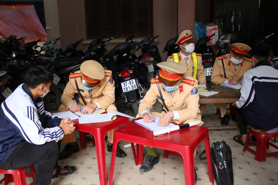 Công an TP Vinh lập biên bản, xử lý nghiêm các trường hợp vi phạm. Ảnh: CANA. Công an TP Vinh lập biên bản, xử lý nghiêm các trường hợp vi phạm. Ảnh: CANA.