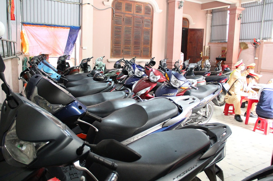 Trong 3 ngày (từ 25-27/2), cơ quan Công an đã xử lí 28 trường hợp thanh thiếu niên vi phạm, tạm giữ 90 xe mô tô các loại. Ảnh: CANA. Trong 3 ngày (từ 25-27/2), cơ quan Công an đã xử lí 28 trường hợp thanh thiếu niên vi phạm, tạm giữ 90 xe mô tô các loại. Ảnh: CANA.