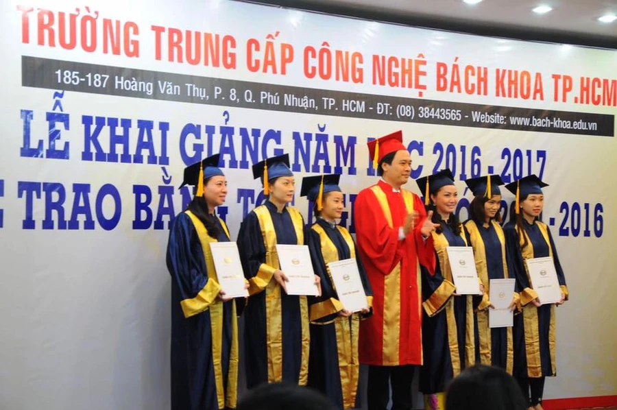 Th.s Nguyễn Trọng Trung- Hiệu trưởng nhà trường - trao bằng tốt nghiệp cho học sinh 