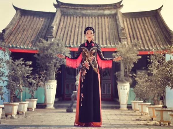 Hoa khôi Du lịch Huế 2016 làm nàng thơ với những chiếc áo dài truyền thống.