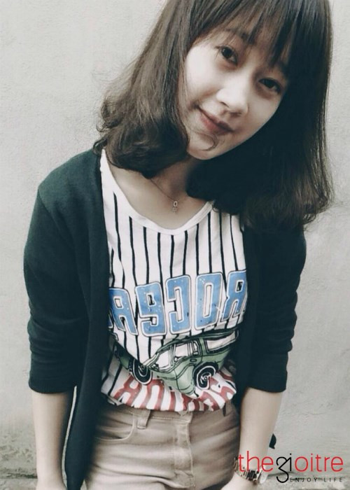 Ngoài thời gian dành cho việc học và hoạt động, cô gái Lạng Sơn này còn khiến bạn bè nể phục bởi việc là bà chủ của một cửa hàng bánh mỳ nướng đặc sản Lạng Sơn đông khách ngay gần Đại học Quốc gia Hà Nội.