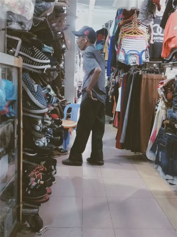 Câu chuyện ông cụ khoảng 70 tuổi vào chợ Thủ Đức, TP HCM mua giày tặng người vợ ở quê gây chú ý trong cộng đồng mạng. Câu chuyện do bạn Lưu Khánh Quyên (SV trường Đại học Quốc tế Sài Gòn) đăng tải trên trang cá nhân:“Nay ra chỗ mẹ, thấy cảnh này dễ thương ghê. Đang ngồi canh hàng thì thấy một ông cụ tầm 60 mấy 70 rồi, nhưng đi lại nhanh nhẹn lắm. Ông qua bên quầy giày dép kế quầy mẹ tui hỏi cô chủ: Cô ơi có bán giày cho bà già không, giày ý giày cho bà già cỡ 50 – 60 tuổi ấy. Cổ tìm thì không thấy nên bảo ông qua quầy xéo xéo xem, rồi cũng không có nên ông quay lại. Ông không biết gì về giày dép phụ nữ hết, cứ lóng ngóng dòm mà chẳng biết cái nào ra cái nào nên gọi cho bà hỏi bà thích đi giày làm sao, rồi ông bảo cô chủ lấy ông đôi nào có nơ ấy. Cổ đang tìm thì ông thấy một đôi, ông cầm rồi ngồi xuống rồi tự lấy chân ông thử luôn. Cổ bảo: chân bà cỡ chân ông à ? ông cứ chăm chú nhìn đôi giày thôi, rồi cô kêu: Thôi, đôi đấy nhỏ xíu làm sao vừa để con lấy đôi khác size to hơn. Cổ đưa ông size to hơn thì ông lại tiếp tục xỏ chân vào thử, dễ thương ghê. Ông nghĩ là chân ông vừa thì chân bà sẽ vừa nên cứ đi vô thử thôi, nhưng chân đàn ông mà, làm sao vừa thế nên cô kêu tui lại thử dùm ông xem (vì chân tui to, nếu chân tui vừa thì chắc là chân bà sẽ vừa. Cổ hỏi sao ông không dắt bà theo hay đi với người nữ nào cho dễ mua mà lại đi một mình, ổng bảo bà dưới quê ông sắp về quê nên ông mua giày với đồ ăn đem về cho bà. Bởi ta nói hạnh phúc đâu có cần cái gì to tát, yêu thương nó đơn giản thế này thôi bên nhau cả đời chưa chán”.