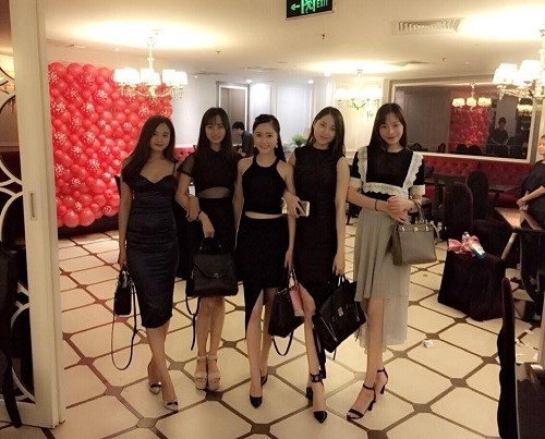 Ngoài làm việc, Quỳnh Trang thường xuyên chăm chút cho bản thân như: tập yoga, gym, đi du lịch và shopping cùng bạn bè. Ngoài làm việc, Quỳnh Trang thường xuyên chăm chút cho bản thân như: tập yoga, gym, đi du lịch và shopping cùng bạn bè.
