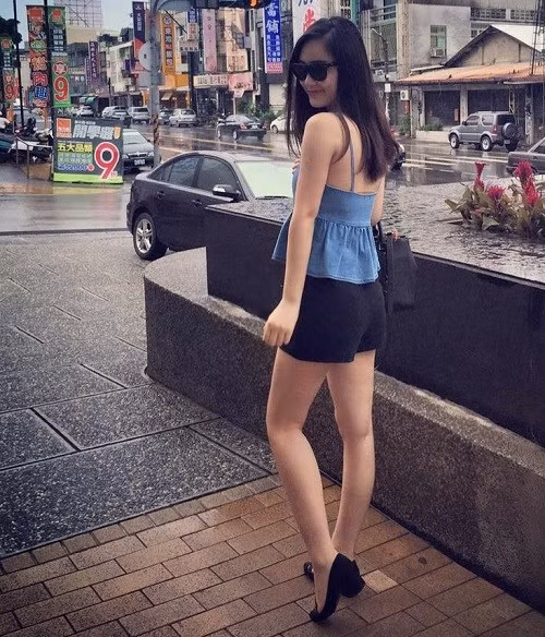 Vốn sở hữu ngoại hình ưa nhìn, khuôn mặt hiền thục cùng đôi mắt to tròn cô nàng thường được mời làm mẫu ảnh cho các shop.