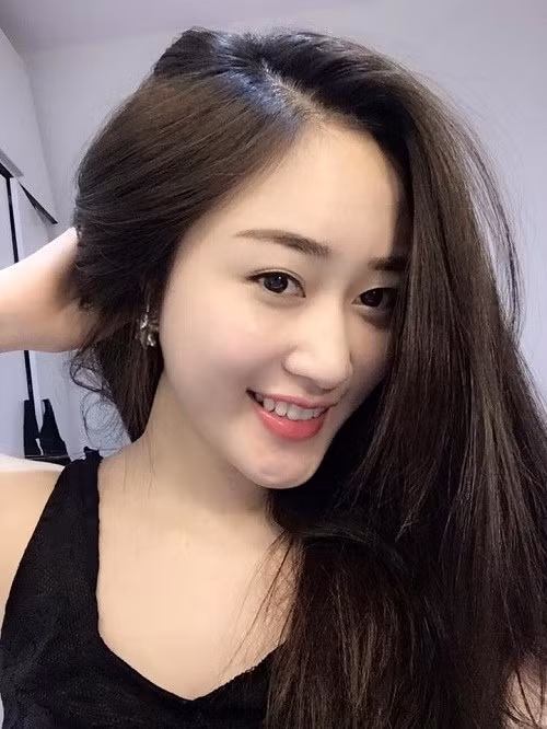 Sinh ra trong một gia đình “nhà nòi” bố mẹ từng làm ở đoàn Nghệ thuật Quân đội, ngày từ lúc mới chập chững lên 3, Võ Thị Quỳnh Trang (sinh năm 1995, trú tại TP.Vinh, Nghệ An) đã bắt đầu yêu thích múa.