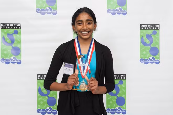 Maya Varma (17 tuổi, đến từ San Jose, California)khiến mọi người kinh ngạc khi phát minh ra thiết bị hô hấp ký phiên bản in 3D, với giá chỉ 35 USD. Thông thường, thiết bị này có giá thành lên tới hàng trăm USD. 10 nha phat minh tre tai nang nhat nuoc My hinh anh 10