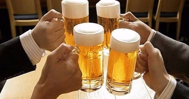 Sử dụng bia rượu: Biết hại vẫn uống