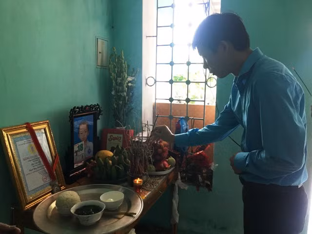 Phó Bí thư tỉnh đoàn Thanh Hóa Nguyễn Hữu Tuất đến viếng em Bùi Văn Sơn 