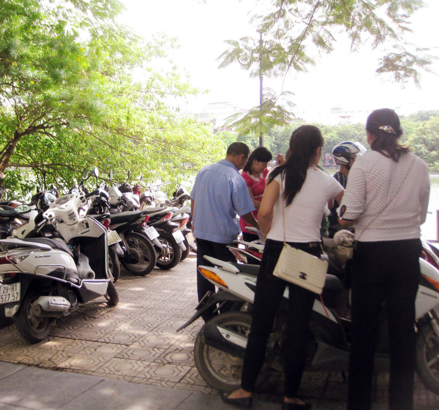 Hoạt động kinh doanh của bãi xe diễn ra ngang nhiên