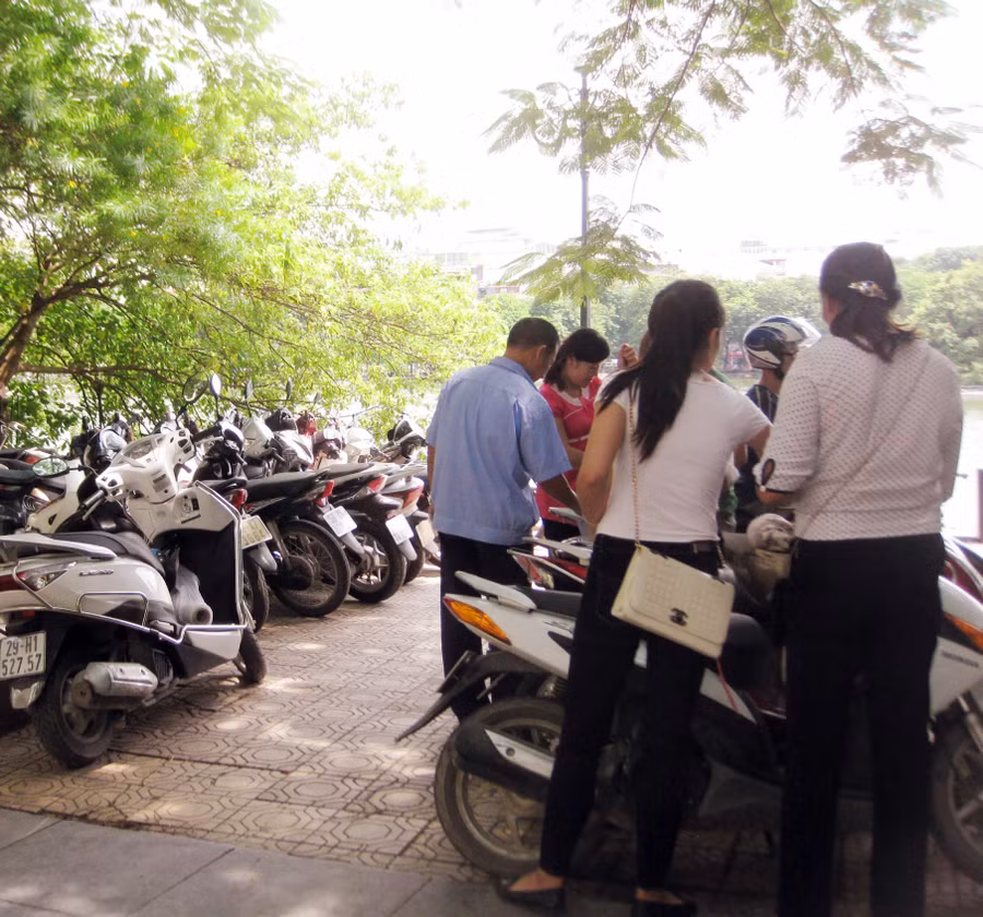 Hoạt động kinh doanh của bãi xe diễn ra ngang nhiên