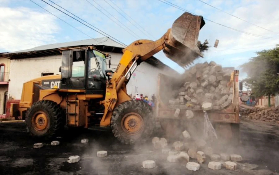 Lực lượng an ninh, cảnh sát Nicaragua đang dọn dẹp những rào chắn do lực lượng chống đối dựng lên trên đường 