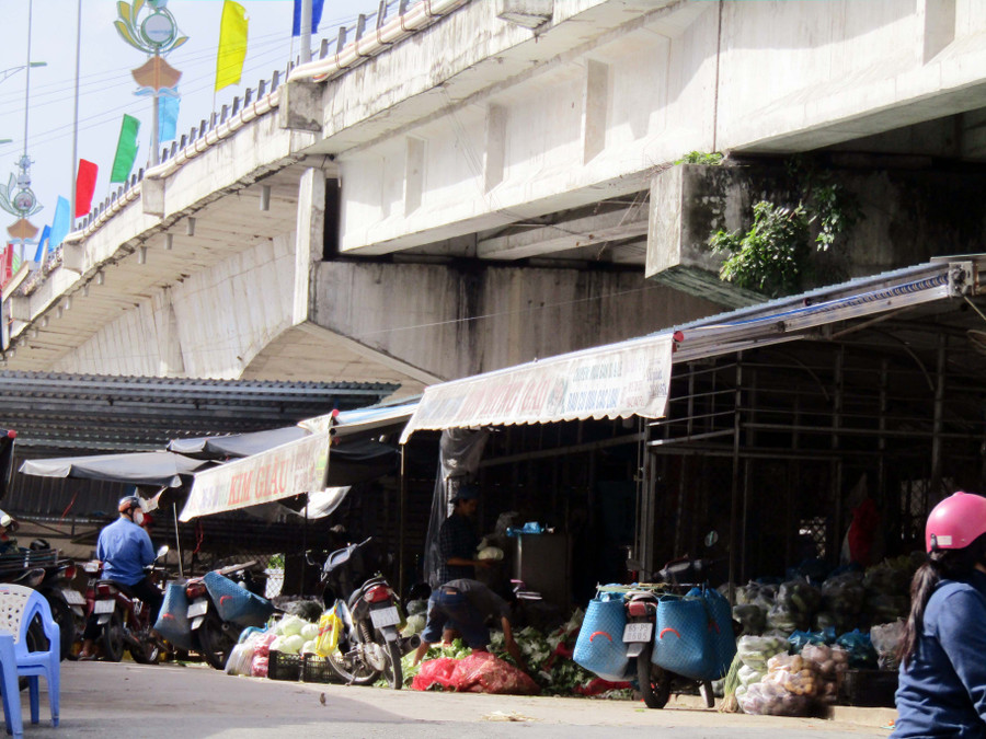 Chợ buôn bán nông sản dưới gầm cầu (ảnh chụp ngày 15/7/2018) Chợ buôn bán nông sản dưới gầm cầu (ảnh chụp ngày 15/7/2018)