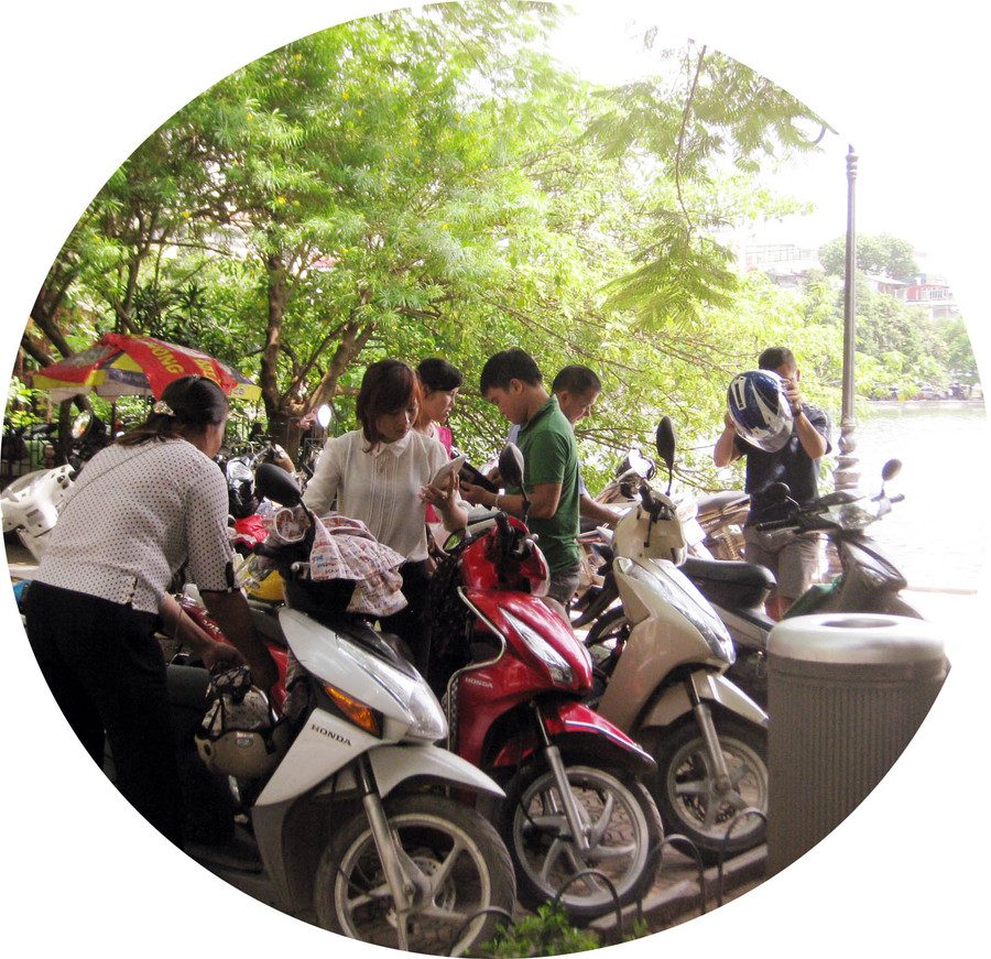 Bãi xe ngay ven hồ nên hút khách