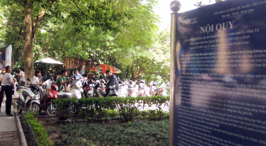 Bãi trông xe hoạt động ngang nhiên ven Hồ Hoàn Kiếm bất chấp bảng nội quy đề không đi xe, để xe trên lối đi ven hồ
