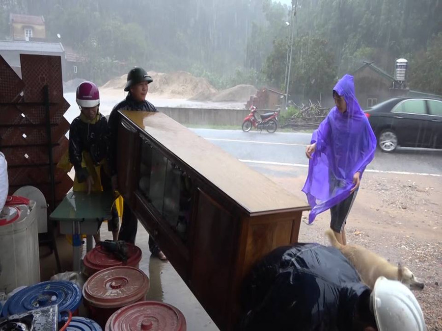 Lực lượng chức năng hỗ trợ các hộ dân di chuyển đồ đạc về nơi an toàn Lực lượng chức năng hỗ trợ các hộ dân di chuyển đồ đạc về nơi an toàn