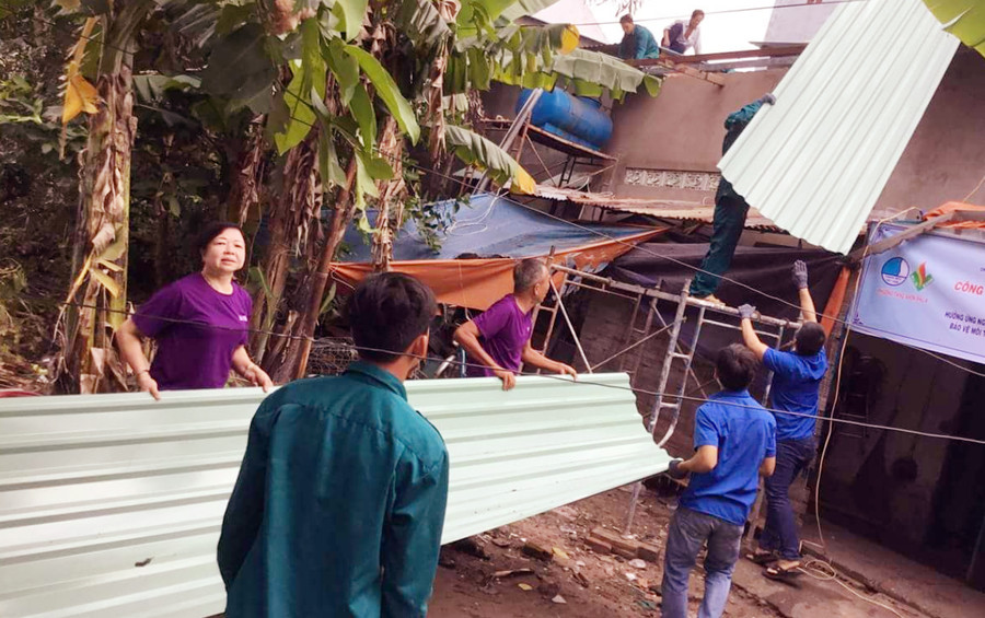 Sinh viên tình nguyện Trường ĐH Sư phạm Kỹ thuật TPHCM đang giúp dân sửa lại mái nhà Sinh viên tình nguyện Trường ĐH Sư phạm Kỹ thuật TPHCM đang giúp dân sửa lại mái nhà