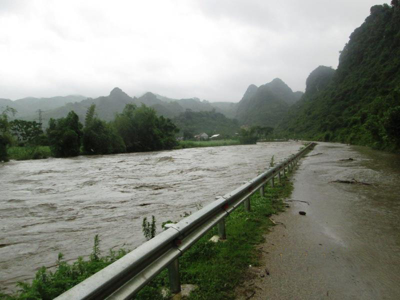 Tại huyện Quỳ Hợp, nhiều đoạn đường, cầu tràn nước lũ chảy siết