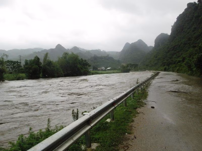 Tại huyện Quỳ Hợp, nhiều đoạn đường, cầu tràn nước lũ chảy siết