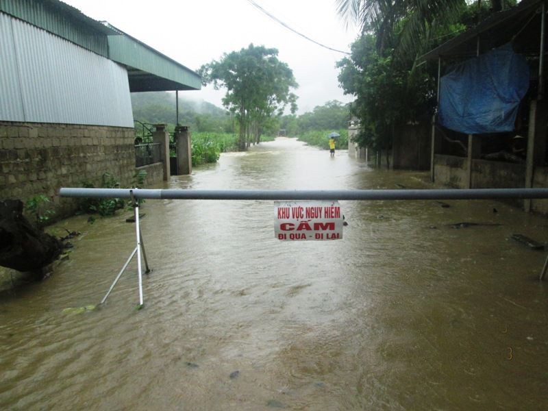 Những đoạn nguy hiểm đều có biển cảnh báo cho người dân (ảnh Lương Thoại)