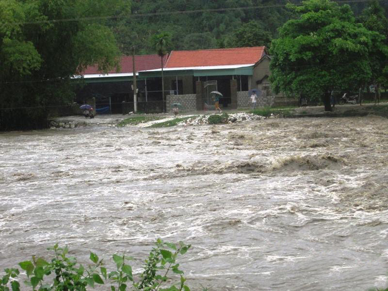 Nhà dân bị cô lập