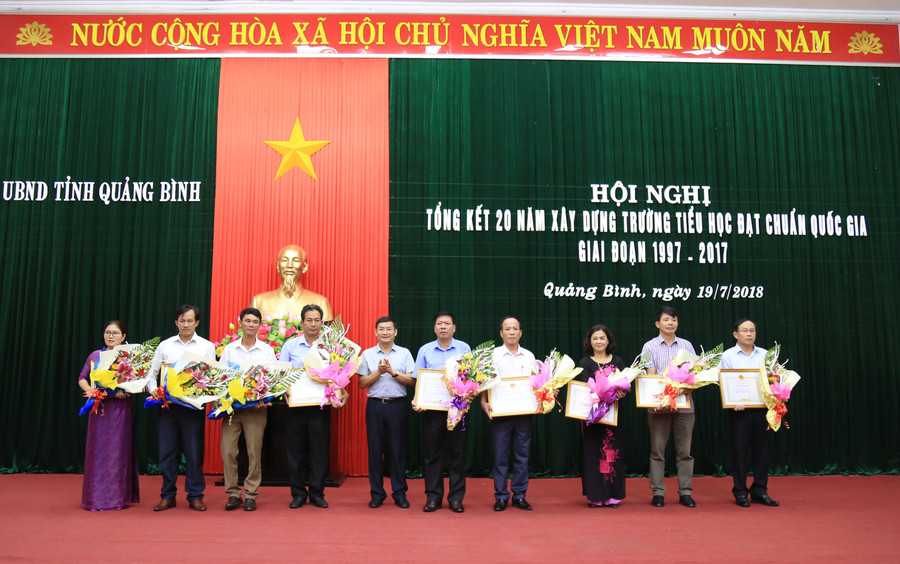 Ông Trần Tiến Dũng trao bằng khen của chủ tịch UBND tỉnh Quảng Bình cho những đơn vị xuất sắc trong phong trào xây dựng trường Tiểu học chuẩn Quốc gia trong 20 năm qua. Ông Trần Tiến Dũng trao bằng khen của chủ tịch UBND tỉnh Quảng Bình cho những đơn vị xuất sắc trong phong trào xây dựng trường Tiểu học chuẩn Quốc gia trong 20 năm qua.