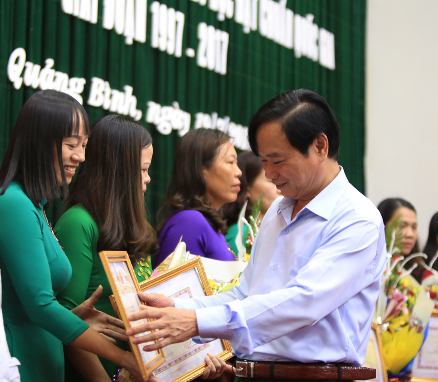 Ông Đinh Quý Nhân, giám đốc Sở GD&ĐT trao giấy khen cho các trường đạt chuẩn Quốc gia Ông Đinh Quý Nhân, giám đốc Sở GD&ĐT trao giấy khen cho các trường đạt chuẩn Quốc gia