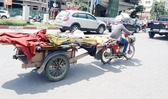 Phương tiện vận tải tự chế vẫn bon bon diễu phố
