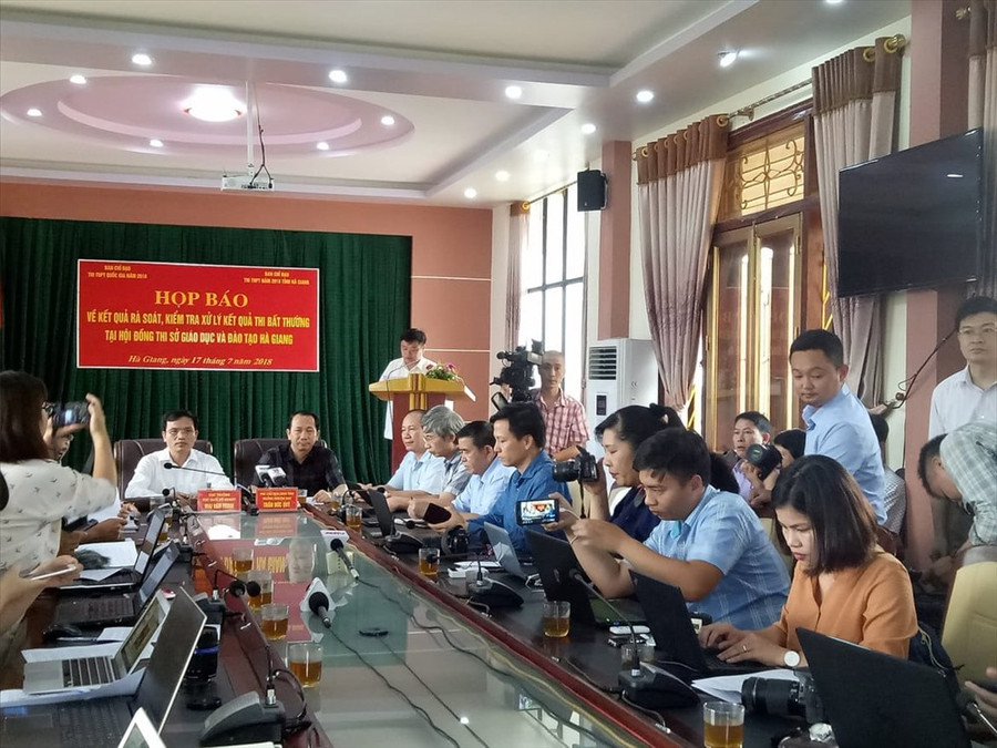 Họp báo về kết quả rà soát, kiểm tra xử lý kết quả thi bất thường tại Hội đồng thi Sở Giáo dục và Đào tạo Hà Giang ngày 17/7/2018 Họp báo về kết quả rà soát, kiểm tra xử lý kết quả thi bất thường tại Hội đồng thi Sở Giáo dục và Đào tạo Hà Giang ngày 17/7/2018