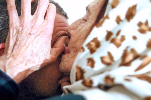  Bà Hava liếm mắt người bệnh 