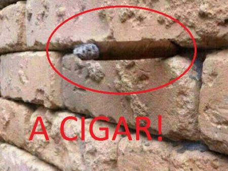 Tấm ảnh bức tường gạch “ảo giác” đánh lừa người xem ảnh 2 Một điếu xì gà được nhét vào khe hở trên bức tường nhưng không nhiều người có thể nhận ra