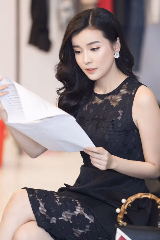  Sau thời gian sóng gió về gia đình, Hà đã sẵn sàng mở lòng mình để tìm hiểu và bắt đầu nghĩ đến việc cần có 1 người cùng mình chia sẻ trong cuộc sống. Biết đâu thời gian tới, Hà may mắn tìm được người đàn ông của mình và kết hôn” - người đẹp tâm sự. 