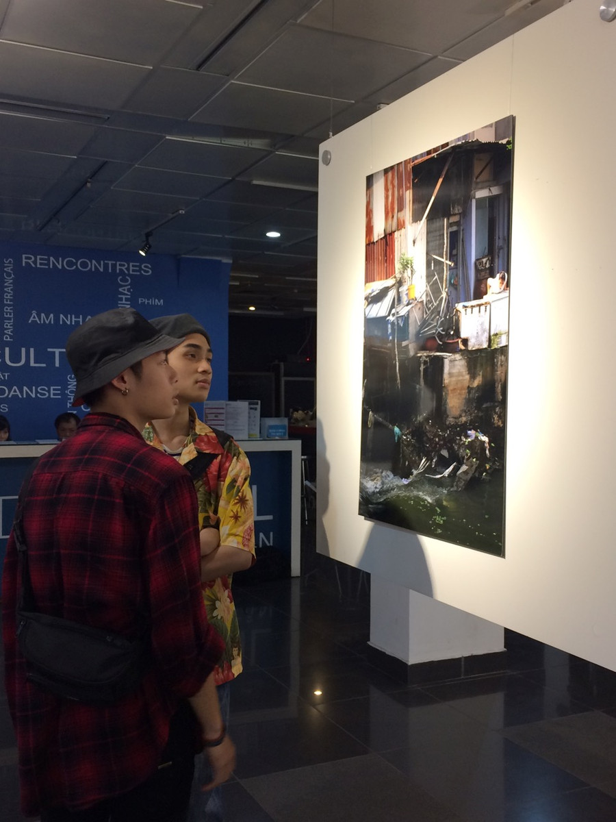 Khán giả trong và ngoài nước tham dự cuộc triển lãm